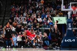 开云体育- 哈登在中国前呼后拥万人追捧 